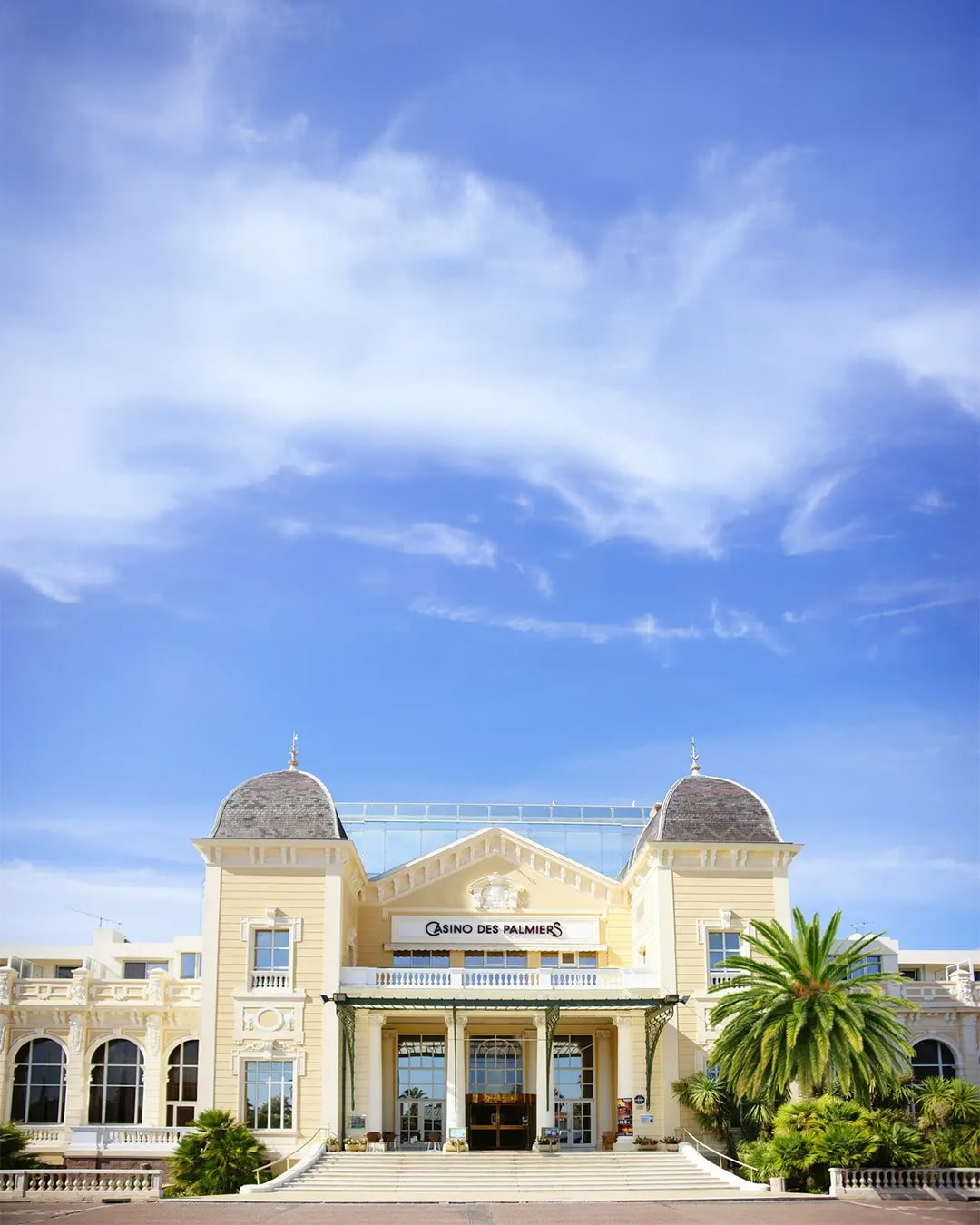 Façade du Casino des Palmiers sous un ciel bleu à Hyères