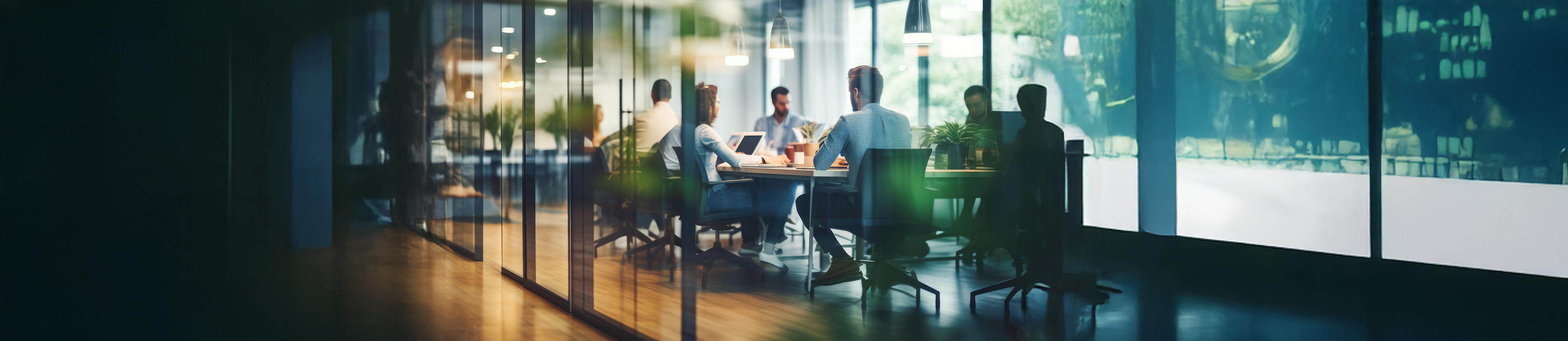 Équipe en réunion dans une salle vitrée moderne – section “Qui sommes-nous ?”