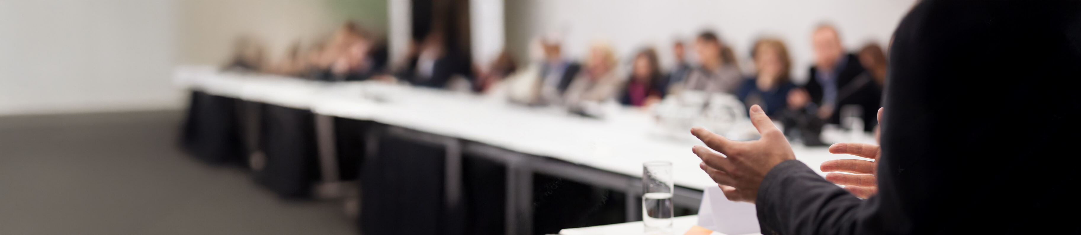 Gros plan sur un intervenant parlant lors d’une réunion professionnelle