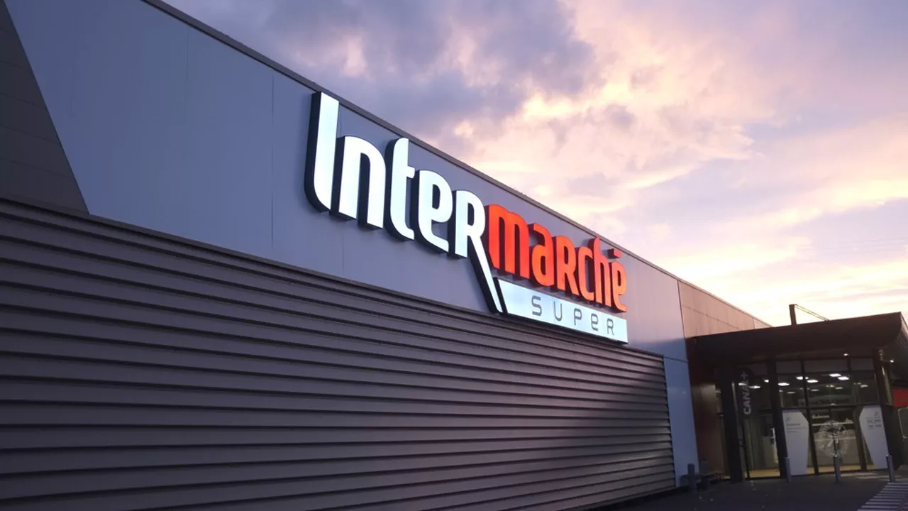 Façade d’un magasin Intermarché Super au coucher du soleil