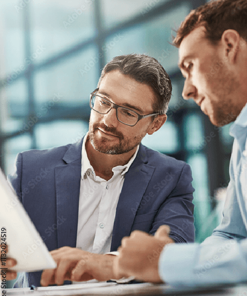 Deux professionnels en discussion autour d’une tablette