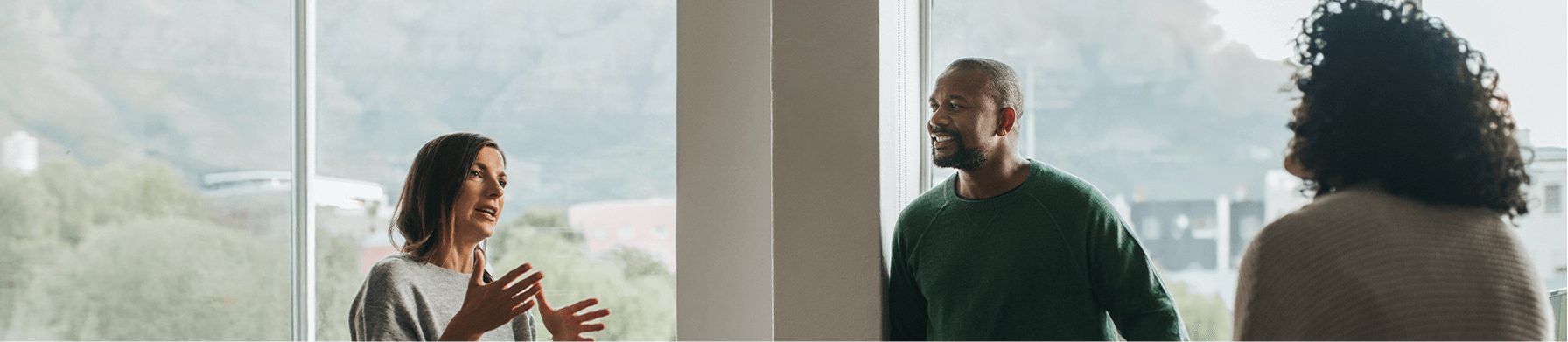 Collègues en pleine discussion dans un espace de travail lumineux